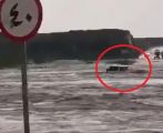 فيديو.. السيول تجرف سيارة بسبب تهور صاحبها ومحاولته قطع وادي تربة