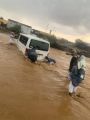 السيول تحاصر 45 طالبة جامعية بإحدى قرى عسير.. والأهالي يتدخلون لإنقاذهن