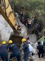 “الدفاع المدني” يستخرج جثامين الشبان الأربعة الذين سقطت مركبتهم في منحدر جبلي بالعارضة (صور)