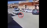 فيديو.. سائق يدهس طفلة في شارع داخلي بأحد الأحياء ويفشل في الهروب