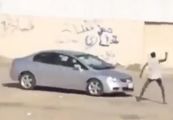 فيديو.. رجل يحطم زجاج السيارات في شارع بجدة.. والشرطة تلقي القبض عليه