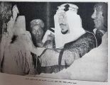 شاهد.. لحظة وضع الملك سعود الإطار الفضي على الحجر الأسود.. وهذا ما قاله بعدها