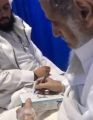 فيديو.. مسن يكتب وصيته على علبة “مناديل” في المستشفى ويفارق الحياة بعدها بساعات