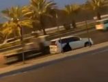 فيديو متداول.. امرأة توقف سيارتها في طريق سريع لأداء الصلاة