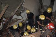 إصابة 12 شخصاً إثر انهيار منزل شعبي بجدة .. و”الدفاع المدني” يبحث عن آخرين تحت الأنقاض (صور)