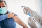 كم يستغرق تكوين المناعة بعد تلقي اللقاح؟.. “وكيل الصحة” يجيب (فيديو)