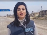 فيديو.. لحظة انفجار قذيفة بمراسلة قناة “روسيا اليوم” خلال تغطيتها إحدى المعارك بسوريا