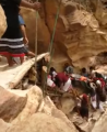 شخص يسقط من قمة جبل بجازان.. ومواطنون يسارعون لإنقاذه (فيديو)