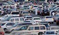 شبان سعوديون يكشفون حيل بعض “شريطية” معارض السيارات في الشراء والبيع (فيديو)