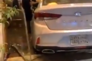 امرأة تقتحم مطعماً بسيارتها في جدة (فيديو)